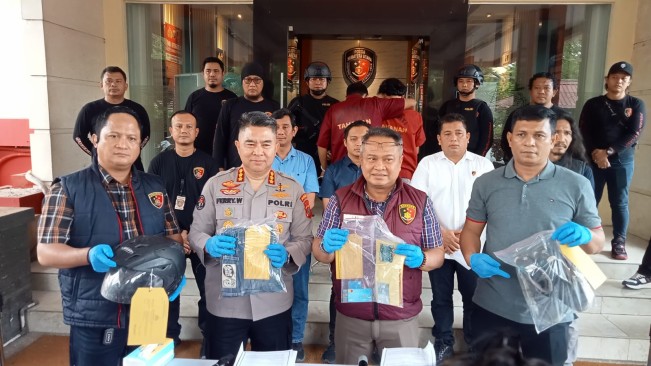 Polisi menunjukan barang bukti kasus pembobolan ATM antar provinsi. [Istimewa]
